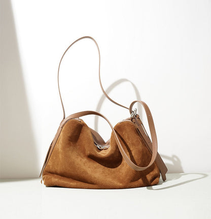 حقيبة كتف من الشمواه بسعة كبيرة وبشكل وسادة
